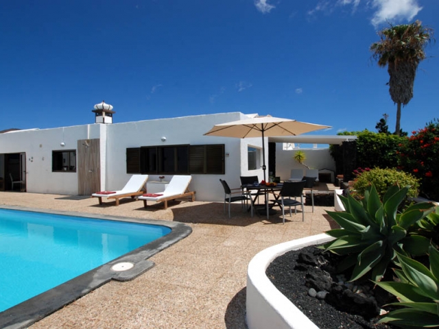 villa with private heated pool Lanzarote